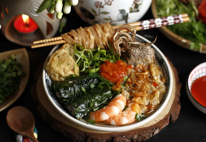 Bánh đa cua là món ăn gắn liền với ẩm thực Hải Phòng, nổi bật nhờ sợi bánh đa đỏ dai mềm kết hợp nước dùng ngọt thanh từ cua đồng. Một bát đầy đủ thường có chả lá lốt, tôm, bề bề, chả cá, rau muống chần và hành phi, tạo nên hương vị hài hòa, đậm đà, khó quên. 
