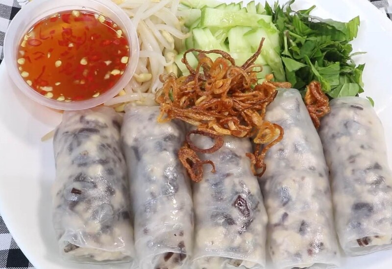 Bánh cuốn Huế được làm từ bột gạo xay mịn, tráng thành lớp mỏng rồi cuốn với nhân tôm, thịt băm và mộc nhĩ trước khi hấp chín. Bánh mềm dẻo, thơm mùi gạo, khi ăn chấm cùng nước mắm pha và dùng kèm nhiều loại rau sống, tạo nên hương vị thanh nhẹ nhưng vẫn đậm đà. 
