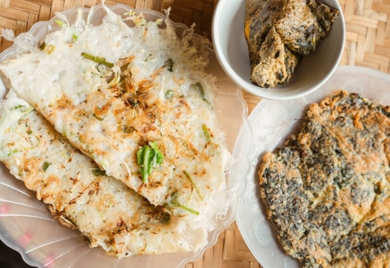 Bánh khoái hay bánh khoái tép là món ăn dân dã của người dân vùng biển Thanh Hoá. Bánh được tráng mỏng rồi phủ lớp nhân tép tươi, rau cần và bắp cải thái nhỏ. Khi chín, rìa bánh giòn rụm và nhân bánh giữ nguyên độ ngọt tự nhiên từ hải sản tươi sống.
