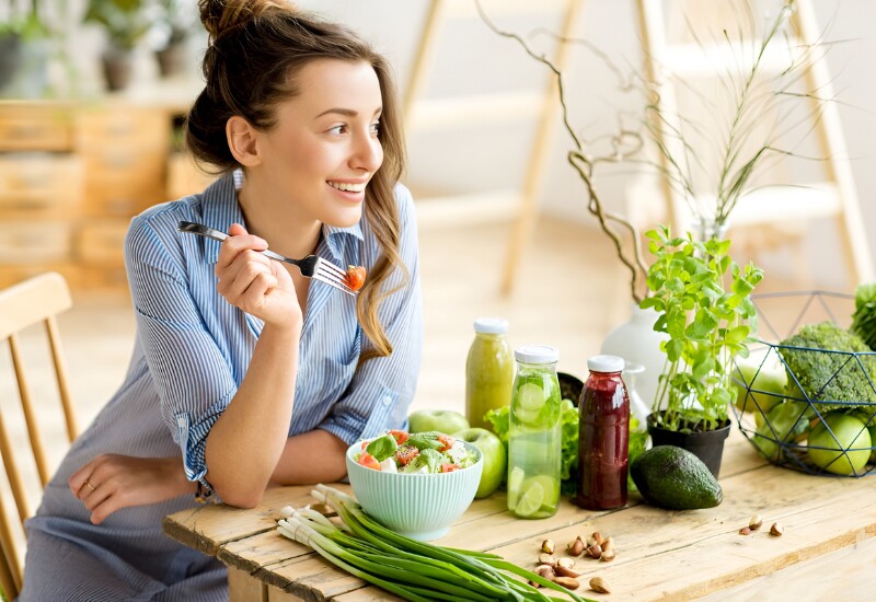 Ăn uống lành mạnh, đủ chất được xem là “chìa khóa vàng” giúp cơ thể khỏe mạnh. Nên ưu tiên và đa dạng rau xanh, trái cây, ngũ cốc nguyên hạt và các nguồn đạm lành mạnh, đồng thời hạn chế thực phẩm nhiều đường, muối, bia rượu và cả thức ăn chế biến sẵn. 