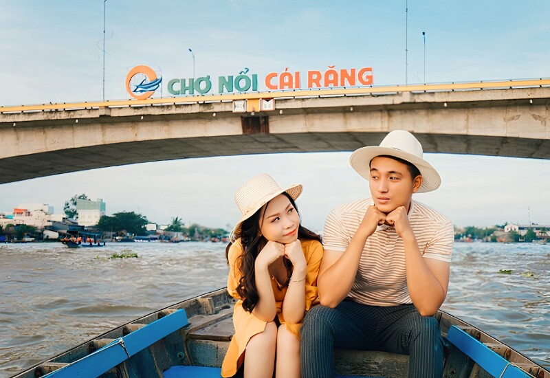 Chợ nổi Cái Răng cách trung tâm TP Cần Thơ khoảng 6 km về phía Nam, có quy mô và sầm uất nhất trong số các chợ nổi ở miền Tây. Chợ thường họp từ rất sớm, khoảng 4-5 giờ là thời điểm ghe thuyền tập trung để trao đổi nông sản, tạo nên khung cảnh rộn ràng vùng sông nước. 