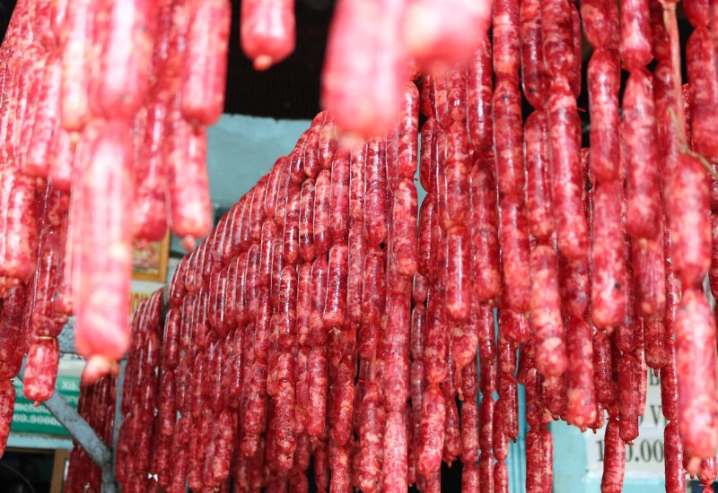 Tung lò mò (lạp xưởng bò) là đặc sản trứ danh tại An Giang. Món ăn mang sắc đỏ thẫm, được làm từ thịt bò tươi xay cùng mỡ, ướp cùng tiêu, tỏi, hoa hồi, có thể cho thêm cơm nguội lên men để tạo vị chua nhẹ. Sau đó dùng ruột bò để nhồi thịt vào trong rồi phơi nắng. 