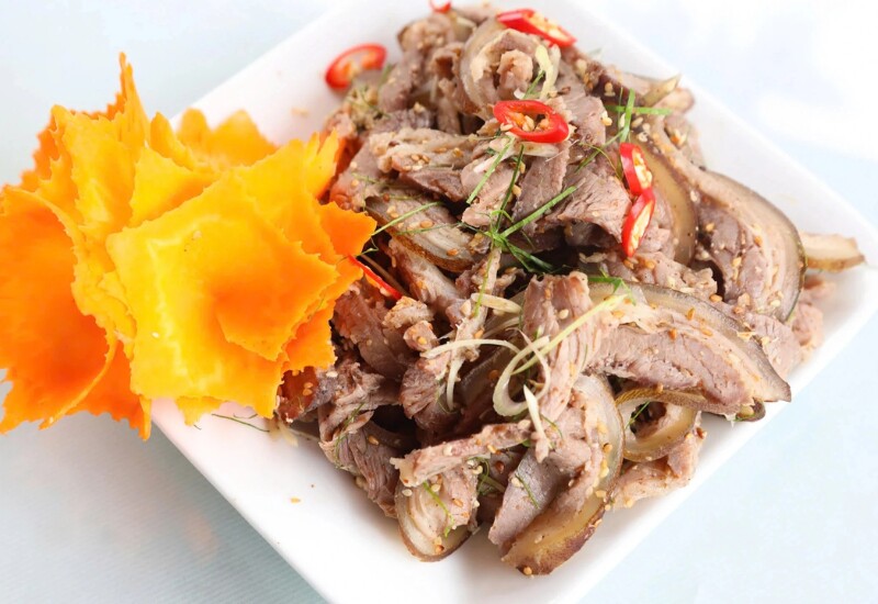 Dê tái chanh là đặc sản trứ danh gắn liền với vùng đất Ninh Bình, làm từ thịt dê núi săn chắc. Thịt dê được hấp chín tới, thái mỏng rồi trộn cùng với nước cốt chanh, sả, gừng ớt, lá chanh cắt nhỏ…, từ đó thịt dê vị ngọt tự nhiên, chua thanh và thơm nồng rất hấp dẫn.