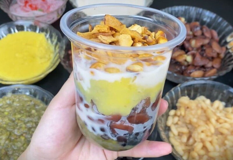 Chè thập cẩm là món chè mang hương vị truyền thống, được hòa quyện từ nhiều nguyên liệu khác nhau như các loại đậu, thạch, trân châu, nước cốt dừa… Món ăn có vị ngọt thanh, thơm ngậy mùi béo bùi, mang đậm dấu ấn ẩm thực lâu đời của phố phường Hà Nội.