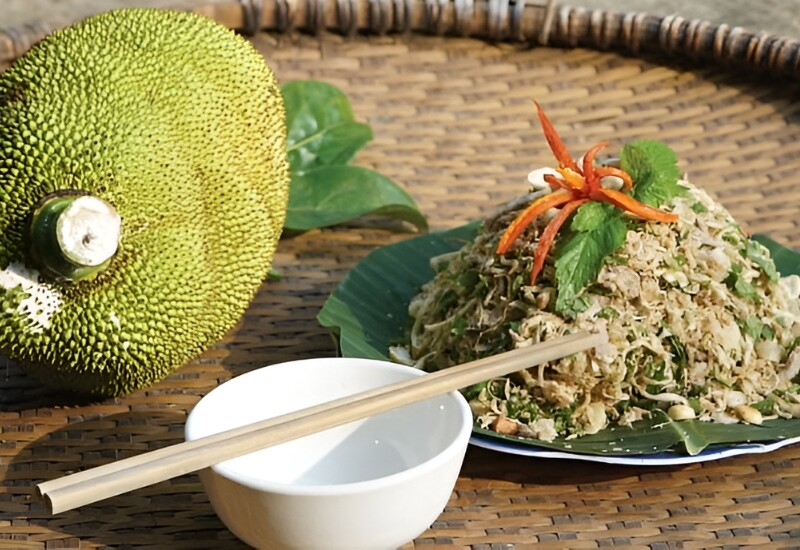 Nhút Thanh Chương là món ăn dân dã, xưa thường xuất hiện trong các bữa cơm quê ở Nghệ An. Được làm từ xơ mít non, thái sợi mỏng sau đó đem muối chua cùng tỏi ớt, sả hoặc riềng rồi nén chặt trong vại. Thành phẩm có màu vàng óng, độ giòn sần sật kèm vị chua thanh nhẹ.
