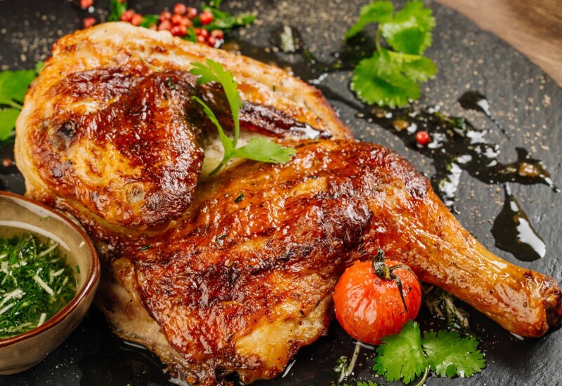 Gà nướng mắc khén là món ngon đặc sản, dễ “gây thương nhớ” cho du khách khi đặt chân đến Điện Biên. Gà ta thả vườn được làm sạch, tẩm ướp với mắc khén, hạt dổi, sả ớt…, sau đó nướng trên than hồng. Da gà vàng ruộm, thịt mềm, thơm mùi gia vị núi rừng.
