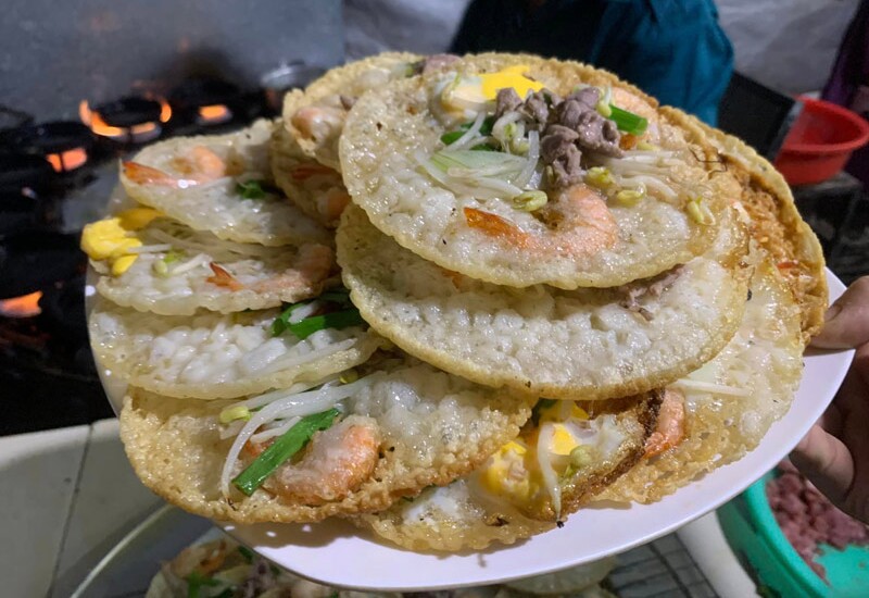 Nhắc đến Quảng Ngãi, bánh xèo là món ăn được đông đảo thực khách ưa chuộng và đánh giá cao. Bánh được đúc bằng bột gạo, sau khi nêm chút gia vị, lá hẹ sẽ được đổ vào khuôn nóng, phủ lên trên là lớp nhân được làm từ thịt heo, tôm, mực hoặc thịt vịt xay nhuyễn.
