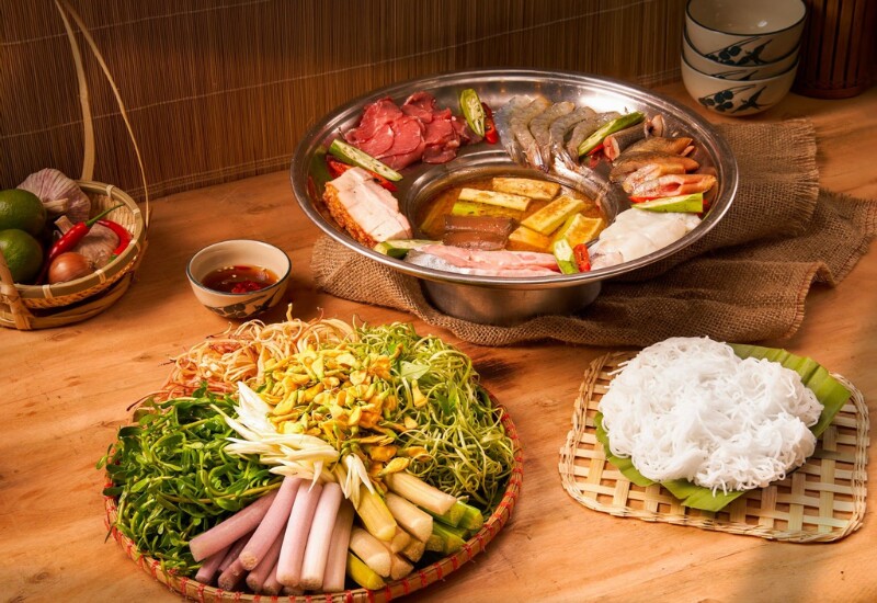 Lẩu mắm là món ăn dân dã gắn liền với vùng sông nước ở Tây Ninh. Với những nguyên liệu tự nhiên, lẩu mắm đầy màu sắc và đủ vị chua cay mặn ngọt. Nước lẩu được ninh từ mắm cá sặc hoặc cá linh, dậy mùi thơm nồng đặc trưng và có màu nâu sánh quyến rũ.
