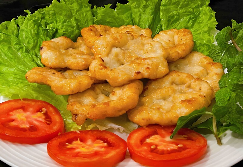 Chả trứng mực Đất Mũi là món ngon nổi tiếng ở Cà Mau, làm từ mực tươi băm nhuyễn, trứng mực quết cùng gia vị rồi tạo thành miếng chả. Thành phẩm là chả trứng vàng thơm, vị béo bùi đậm đà từ trứng mực, vị ngọt thơm, dai nhẹ của thịt, mang rõ hương vị miền biển. 