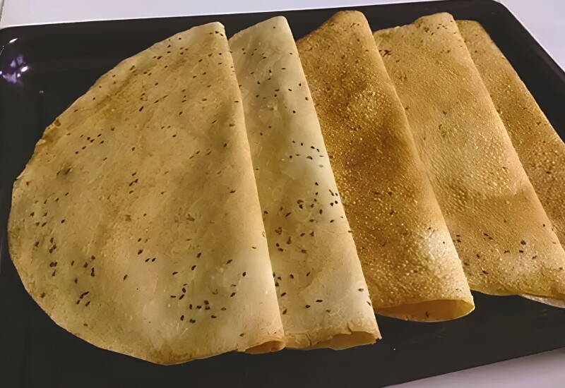 Bánh tráng Mỹ Lồng là đặc sản làng nghề ở Vĩnh Long, bánh làm từ bột gạo kết hợp nước cốt dừa, đường, mè và một số gia vị truyền thống. Để bánh được ngon, gạo cần được vo kỹ, xay mịn, dừa thì chọn trái già, cùi dày để vắt lấy nước cốt, từ đó tạo nên hương vị riêng.
