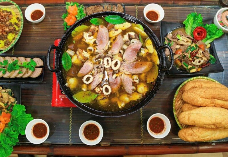 Thắng cố là đặc sản nổi tiếng ở vùng cao Lào Cai, gắn với phiên chợ của đồng bào người Mông. Tên món nghe lạ, cách nấu cũng đặc biệt khi dùng thịt, xương, nội tạng ngựa hoặc bò, sau khi làm sạch sẽ tẩm ướp gia vị như thảo quả, hoa hồi, quế gừng sả, hạt dổi, mắc khén. 
