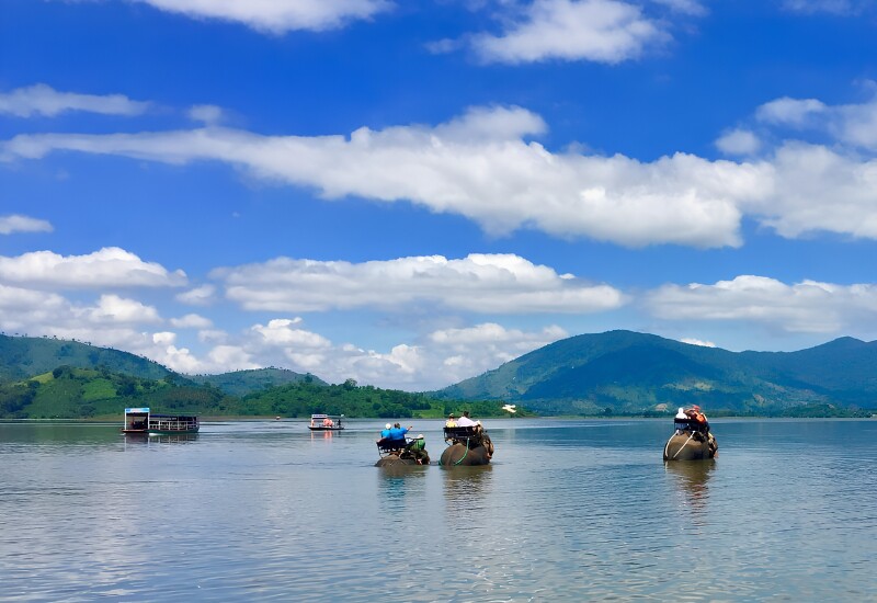 Nằm tĩnh lặng giữa thung lũng bao la, Hồ Lắk hiện lên như một tấm gương khổng lồ phản chiếu mây trời. Hồ nước ngọt tự nhiên này được khắc họa bởi làn nước trong xanh và cánh rừng nguyên sinh kỳ vĩ bao quanh, tạo nên một khung cảnh hoang sơ đầy thơ mộng.
