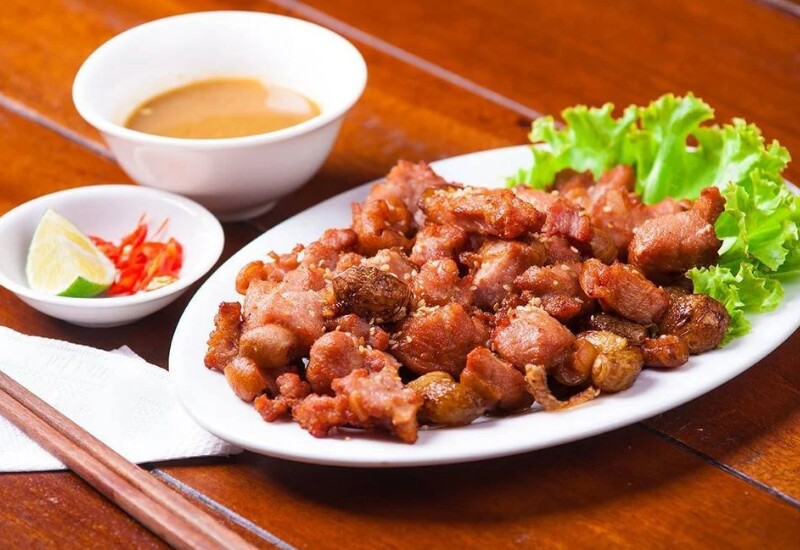 Món ăn thường được dùng nóng cùng rau sống, chuối xanh cùng nước chấm. Giá một suất phổ biến từ 120.000-250.000 đồng. Bê chao được phục vụ quanh năm tại nhiều nhà hàng ở Mộc Châu, trở thành lựa chọn quen thuộc của nhiều du khách khi khám phá ẩm thực địa phương.