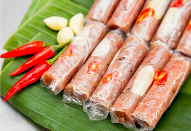 Nem chua Quảng Yên hấp dẫn nhờ vị chua dịu, thơm mùi thính và độ giòn của bì lợn. Nem thường được gói thành từng chiếc nhỏ, có thể ăn trực tiếp cùng lá sung, rau thơm hoặc dùng làm món nhâm nhi, mang nét ẩm thực đặc trưng của vùng đất ven sông Bạch Đằng.
