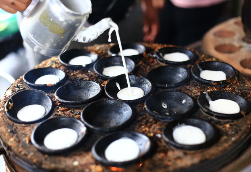 Bánh căn là món ăn quen thuộc ở Đà Lạt và Phan Thiết (tỉnh Lâm Đồng), được làm từ bột gạo đổ trong khuôn đất nung với các loại nhân như trứng cút hoặc hải sản. Bánh có lớp vỏ vàng nhẹ, bên ngoài hơi giòn, bên trong mềm xốp, thường ăn nóng để cảm nhận trọn hương vị.