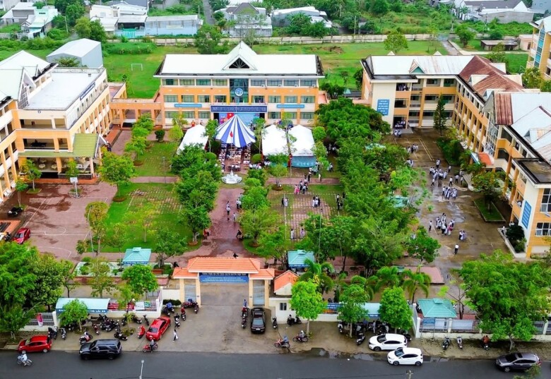 Khuôn viên nhà trường vô cùng thoáng mát, rộng rãi (Ảnh Fanpage nhà trường)