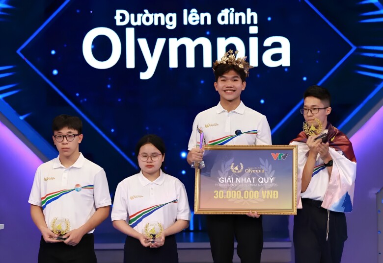 Nguyễn Huy Quang Minh đã xuất sắc mang về cầu truyền hình đầu tiên cho trường