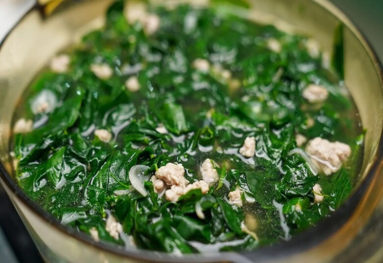Canh rau ngót là món ăn giải nhiệt, tốt cho tiêu hoá được nhiều gia đình Việt ưa chuộng (Ảnh minh hoạ)