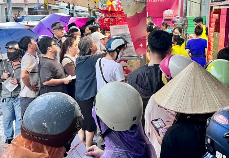 Người dân đội mưa, đứng xếp hàng đông nghẹt, chờ hơn một tiếng để mua bánh trung thu ở TP.HCM - 2