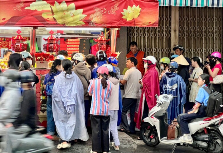 Người dân đội mưa, đứng xếp hàng đông nghẹt, chờ hơn một tiếng để mua bánh trung thu ở TP.HCM - 3