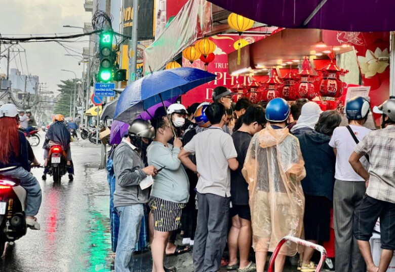 Cảnh người dân đội mưa, xếp hàng dài chờ mua bánh khiến không khí của ngày Tết Trung thu thêm ấm áp, sum vầy