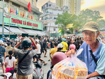 Thanh niên tranh thủ đi “giật cô hồn” chiều Rằm tháng Bảy, nhiều người phấn khởi khi được tặng quà mang về