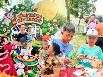Tin tức - Mang Tết Trung thu về bệnh viện, nơi các em nhỏ tạm quên mũi kim tiêm để xem múa lân, tập vẽ tranh, tô màu