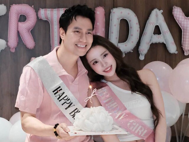 Giải trí - Việt Anh hôn Quỳnh Nga trong tiệc sinh nhật chung