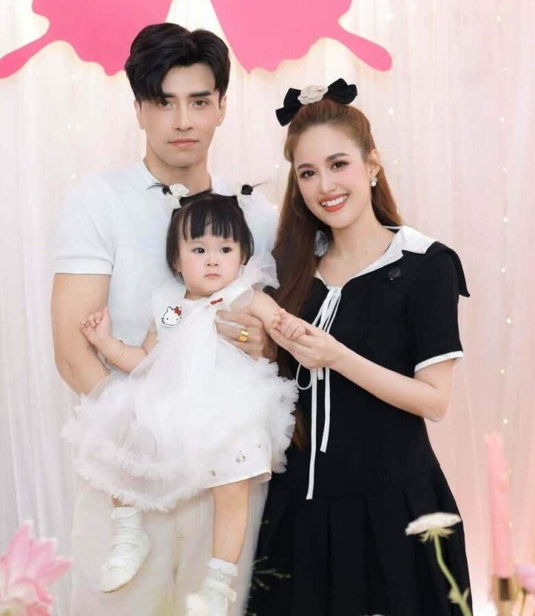 Bé Jennie được nhận xét là thừa hưởng nét đẹp của bố mẹ.