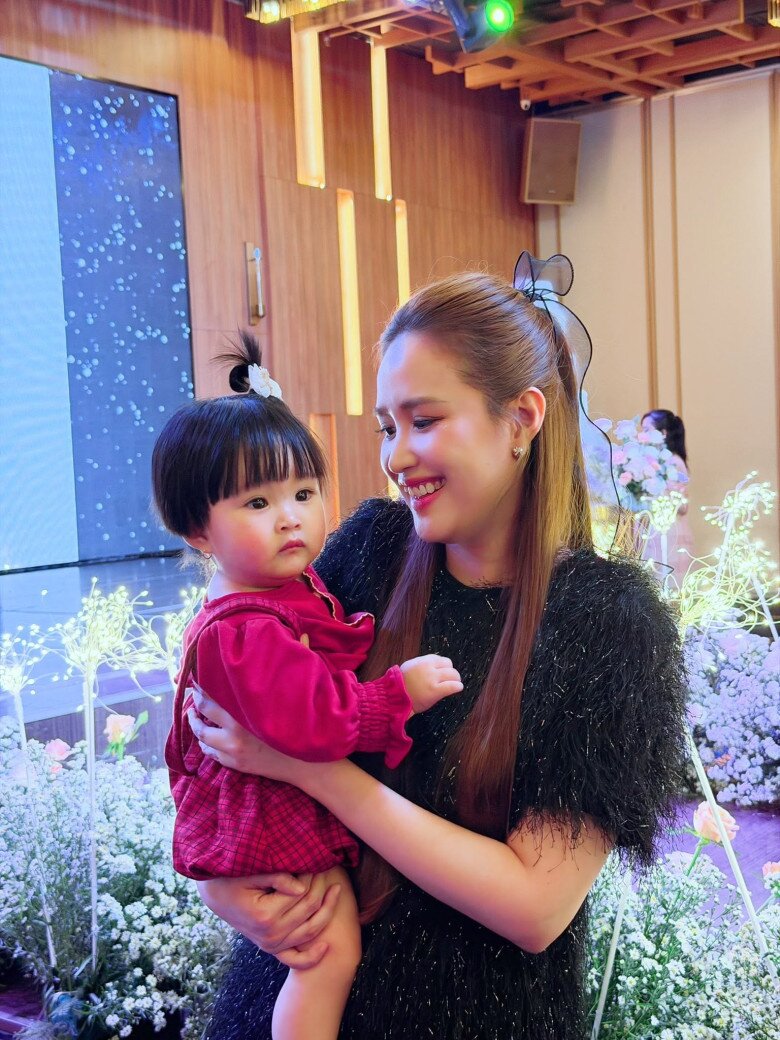 Phương Hằng hạnh phúc khi có con đầu lòng sau 8 năm kết hôn.