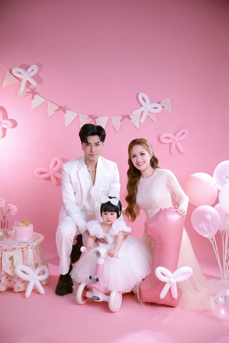 Vợ chồng Phương Hằng tổ chức tiệc thôi nôi cho ái nữ.