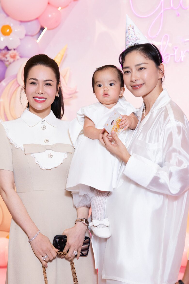 Nhật Kim Anh chụp ảnh cùng mẹ con Ngô Thanh Vân.
