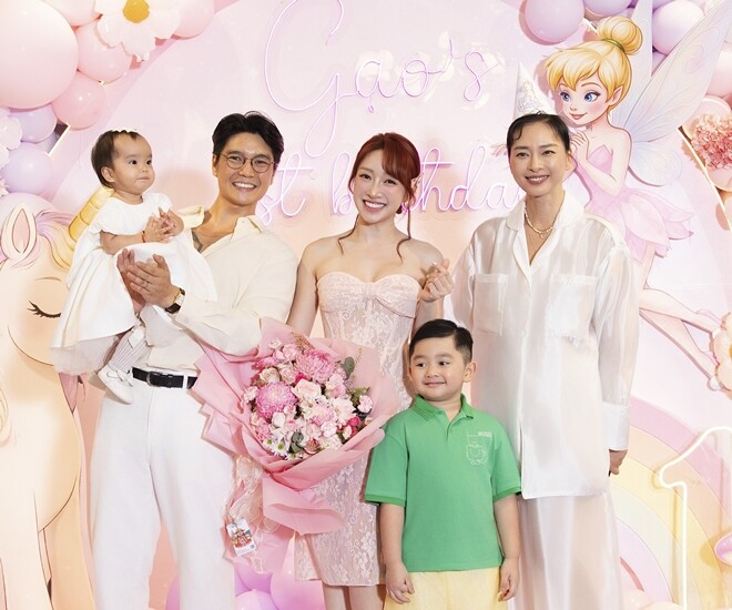 Lý Thùy Chang (vợ diễn viên Chi Bảo) mừng tiệc thôi nôi của bé Gạo.
