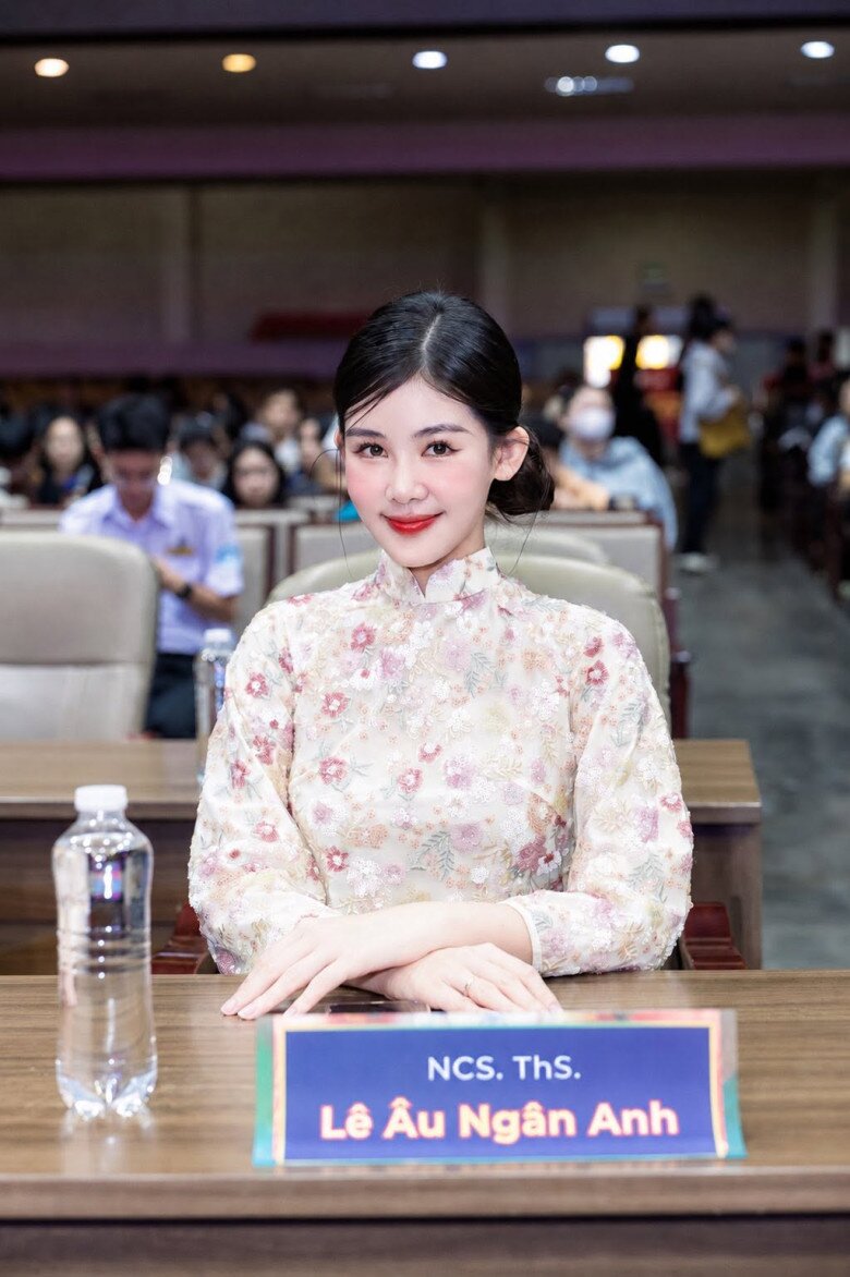 Lê Âu Ngân Anh hiện đang học Tiến sĩ, là giảng viên đại học.