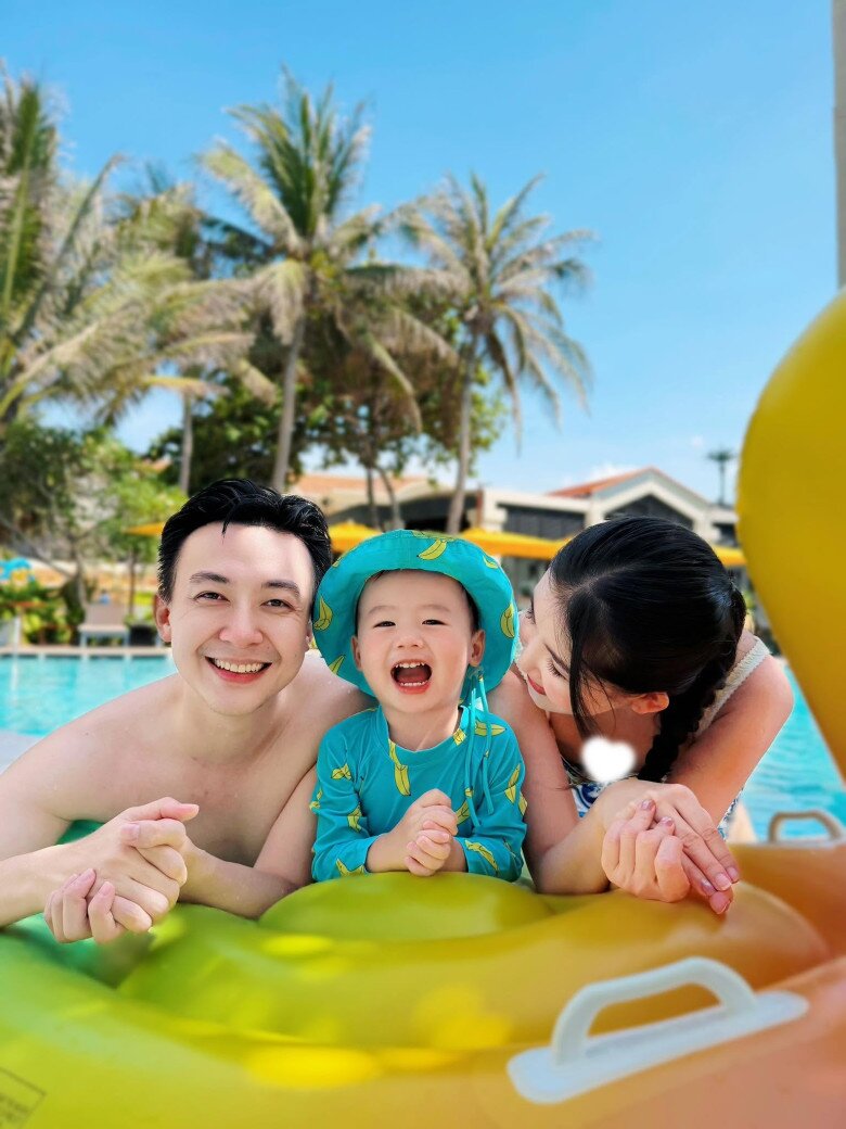 Gia đình hạnh phúc của Lê Âu Ngân Anh và ông xã BTV/MC.
