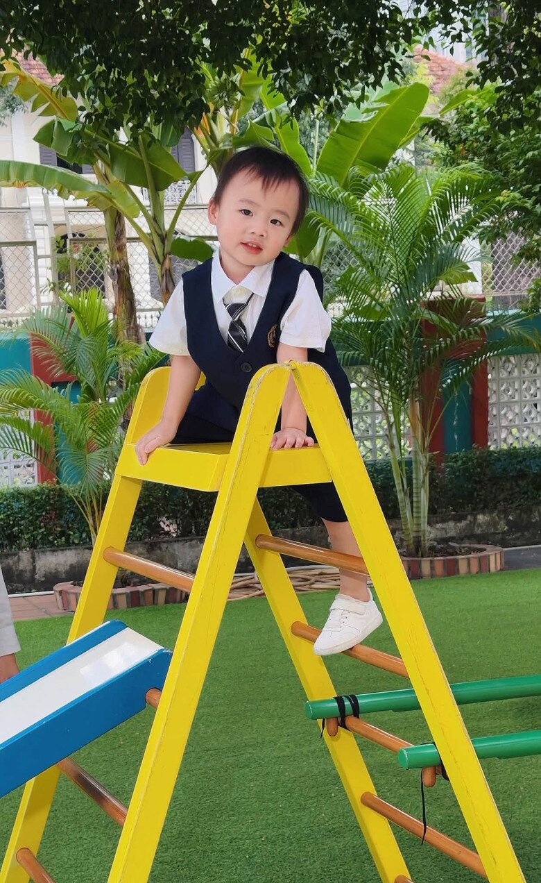 Cậu bé TiNo hào hứng khi nhập học trường công.