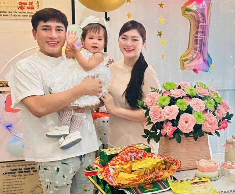 Thanh Trúc và Châu Khải Phong hạnh phúc đón con gái đầu lòng.