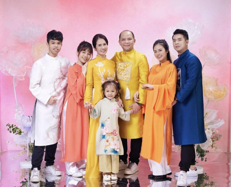 Gia đình nữ diễn viên có 4 người con đủ nếp, đủ tẻ.