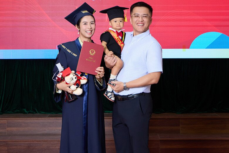 Chồng và con trai chụp ảnh cùng Ngọc Hân.