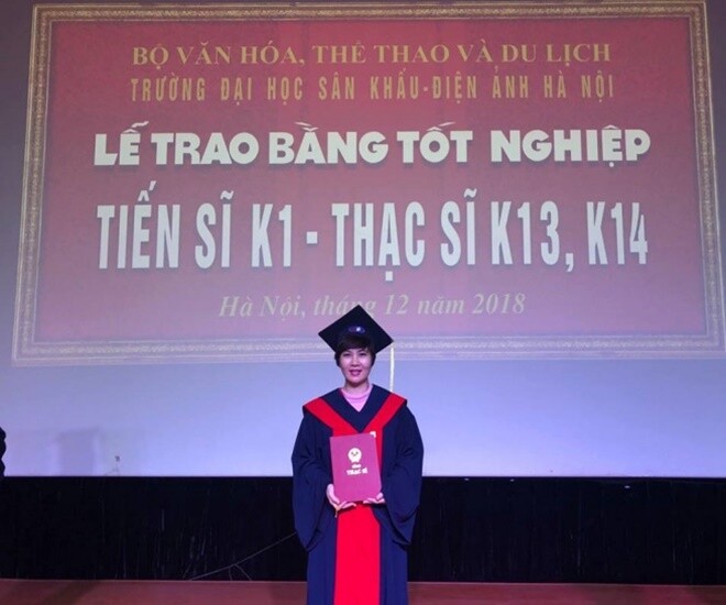 Diễn viên Nguyệt Hằng nhận bằng Thạc sĩ sau khi sinh con thứ 4.