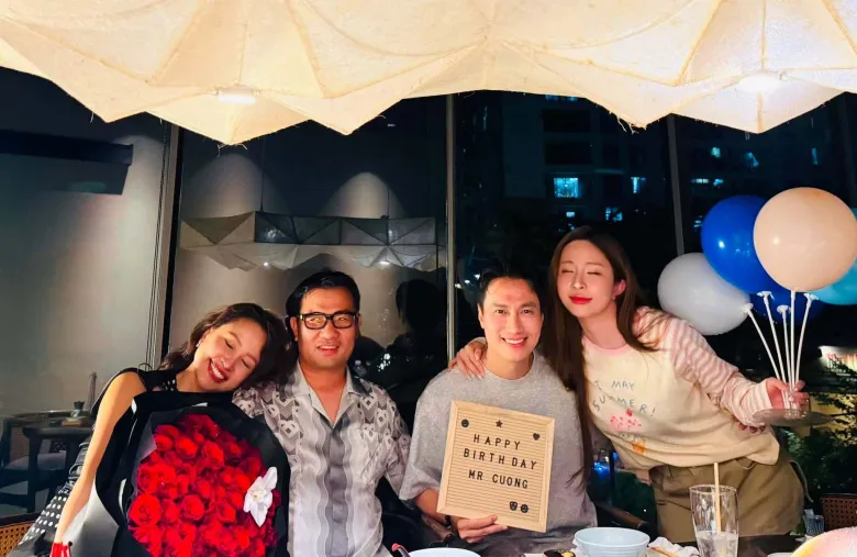 Việt Anh - Quỳnh Nga xuất hiện bên bạn bè thân thiết.