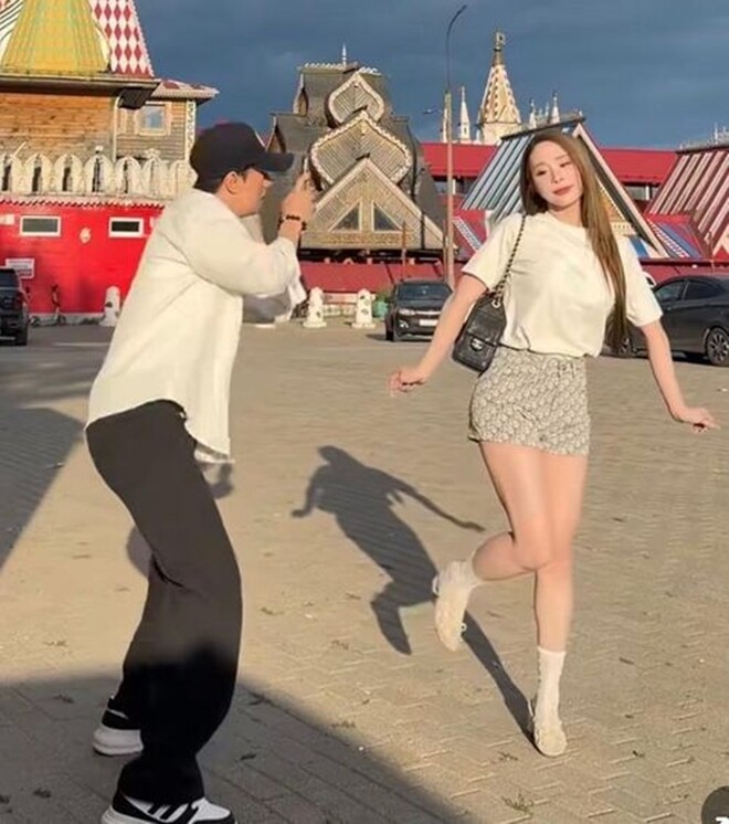 Nam diễn viên chụp ảnh cho bạn gái trong chuyến du lịch ở Nga.