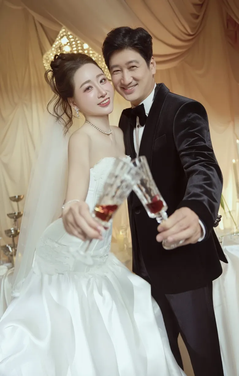Ngọc Quỳnh và Thùy Anh khoe ảnh cưới ngọt ngào.