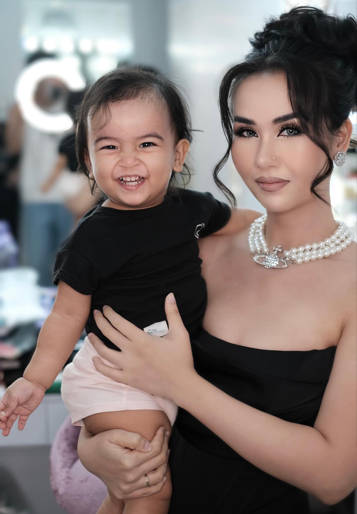 Con gái lai Ấn của Võ Hạ Trâm sở hữu chất giọng cao và đam mê biểu diễn.