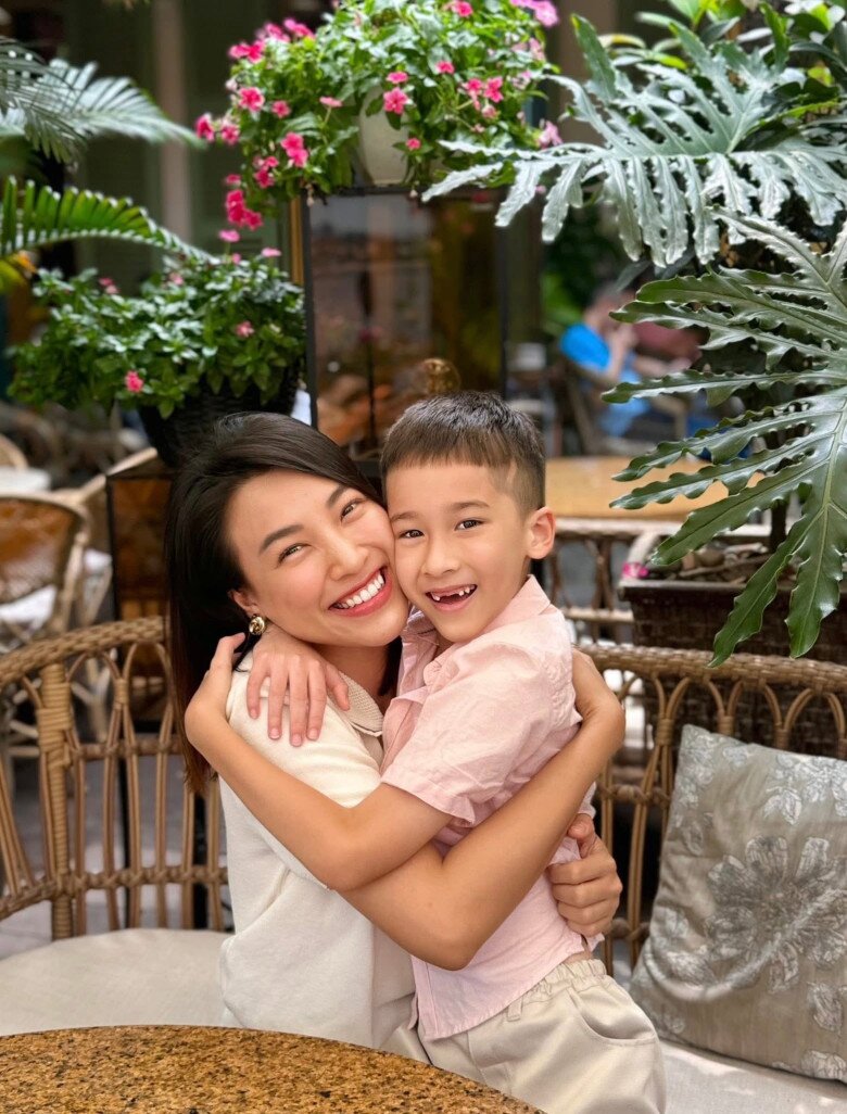 Hoàng Oanh hiện làm mẹ đơn thân.