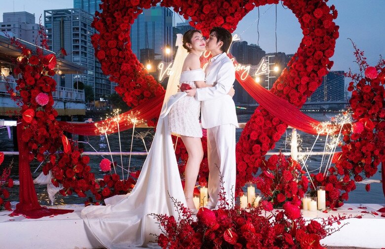 Cặp đôi tổ chức lễ đính hôn lãng mạn trên du thuyền sang trọng.