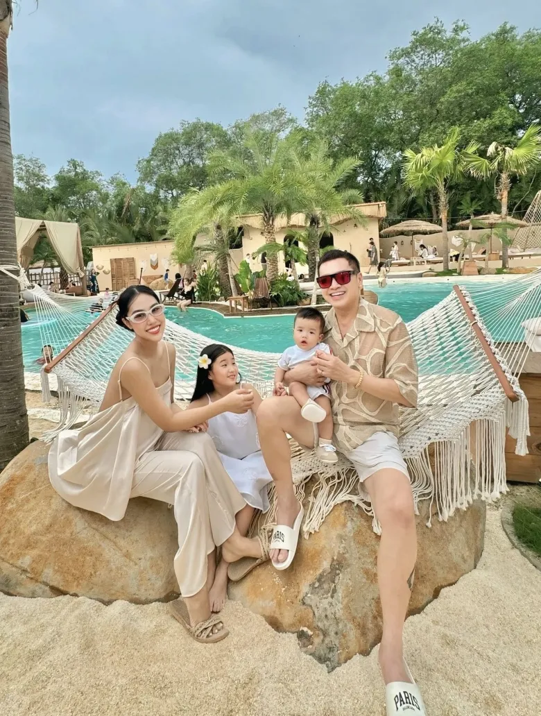 Quang Minh rất yêu chiều bạn đời và các con.