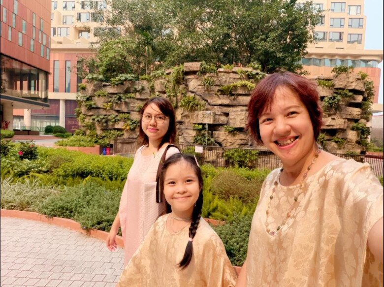 MC Diễm Quỳnh bên 2 con gái.