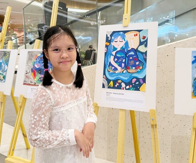 Con gái Diễm Quỳnh nhận giải thưởng trong cuộc thi vẽ. 