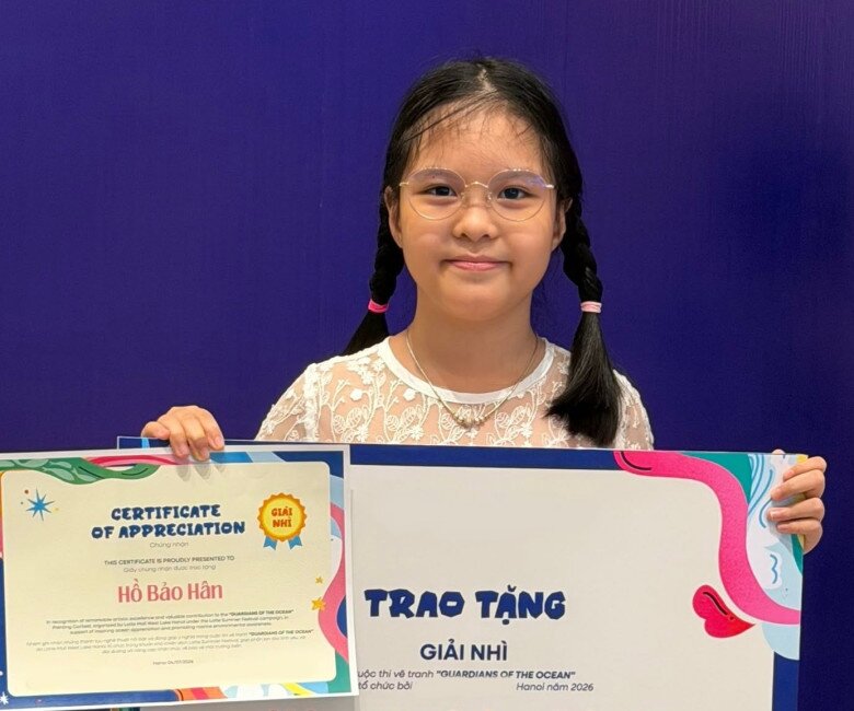 Bé Gà được giải Nhì và bức tranh được triển lãm.